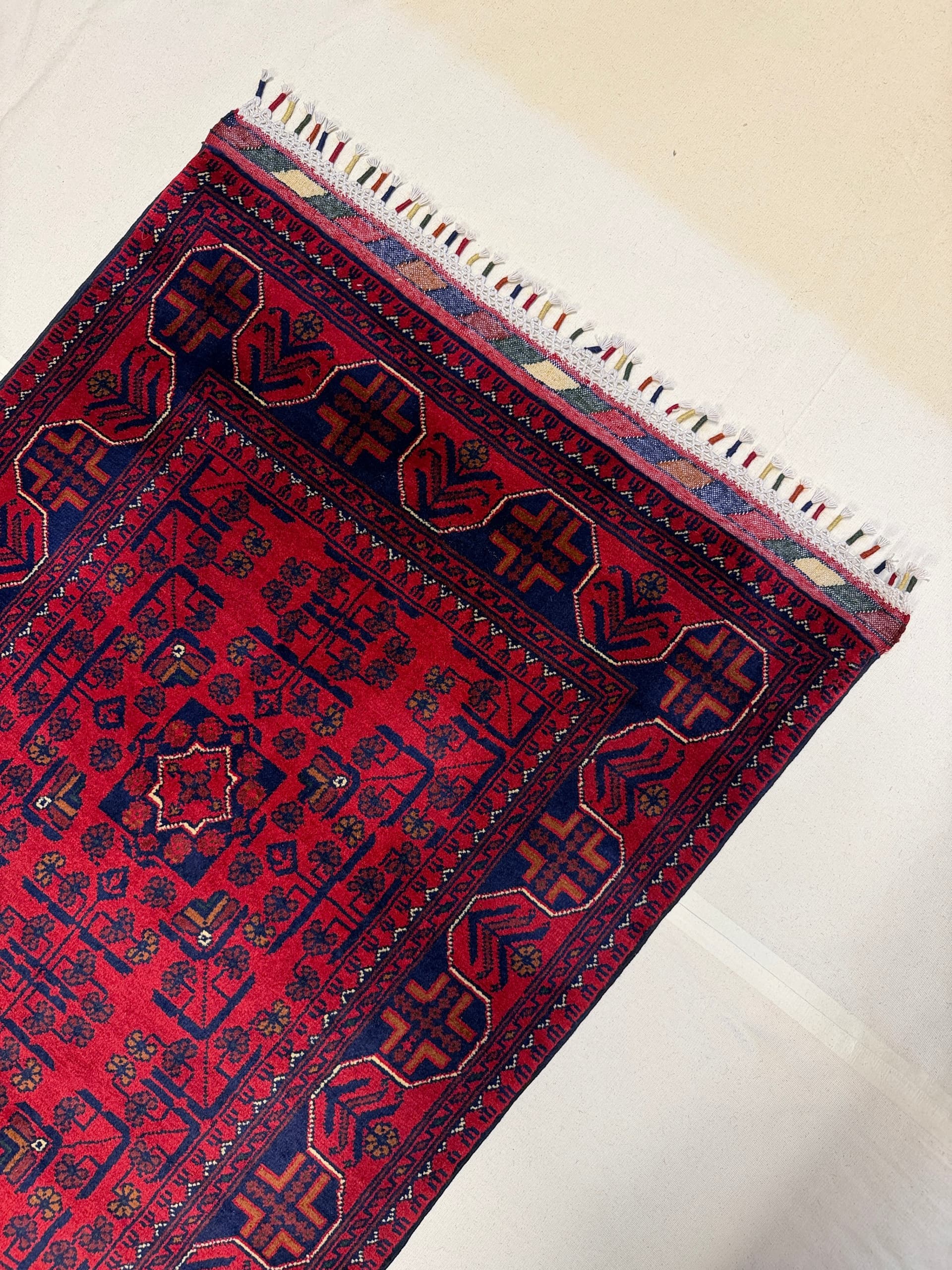 Red Khamyab Hand-Knotted Wool Runner — Detail