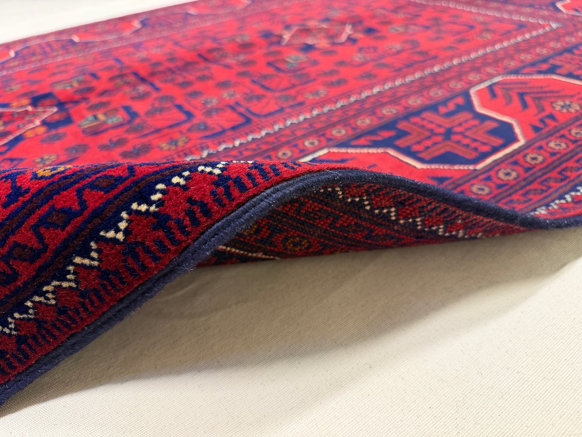 Red Khamyab Hand-Knotted Wool Rug — Detail