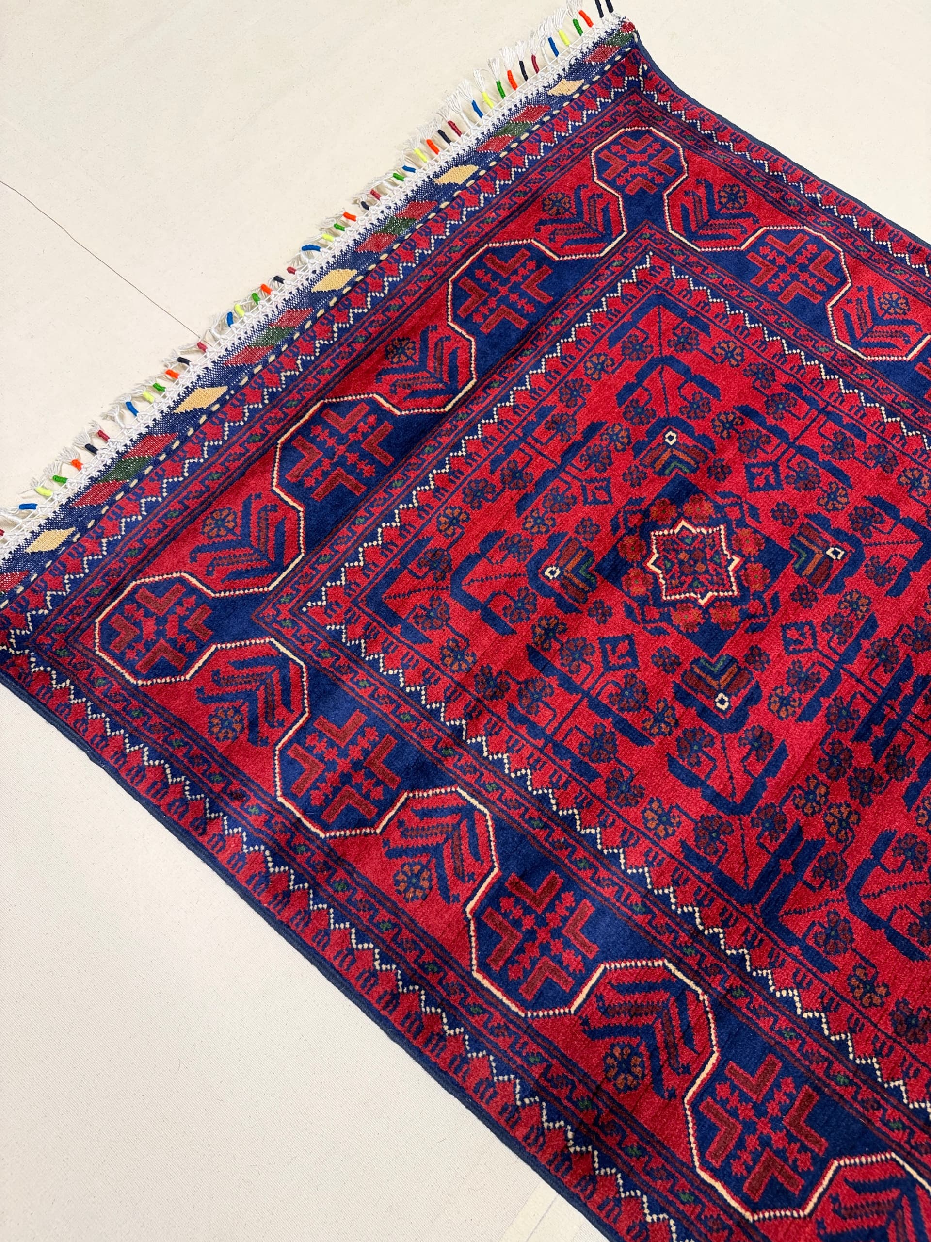 أحمر سجادة ممر خاميابية حمراء من الصوف المعقود يدوياً — تفصيل